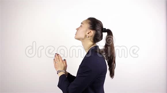 一个年轻漂亮的女人祈祷请求上帝的帮助视频的预览图