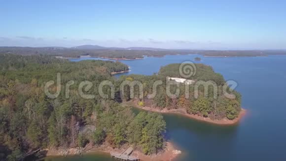 透过树木俯瞰湖面视频的预览图