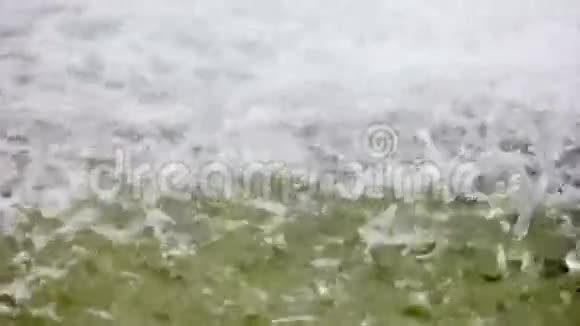 大雨滴落在水面上视频的预览图