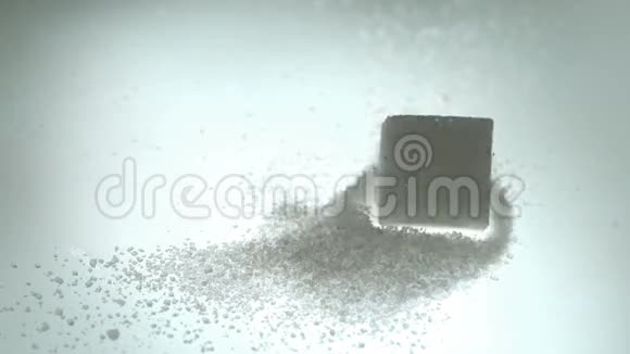 糖块落在糖粉堆上视频的预览图