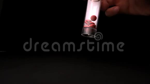 手摇塑料罐的药品视频的预览图