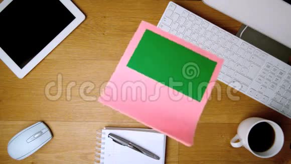 粉红色的黏糊糊的纸条和彩色钥匙落在办公桌上视频的预览图