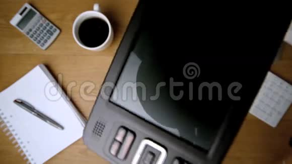 智能手机掉在办公桌上视频的预览图
