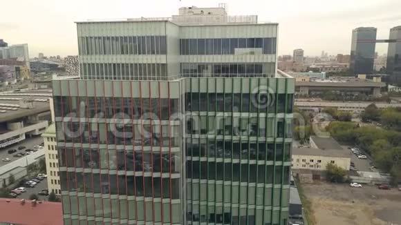 城市无人机景高层商务中心大楼玻璃立面建筑视频的预览图