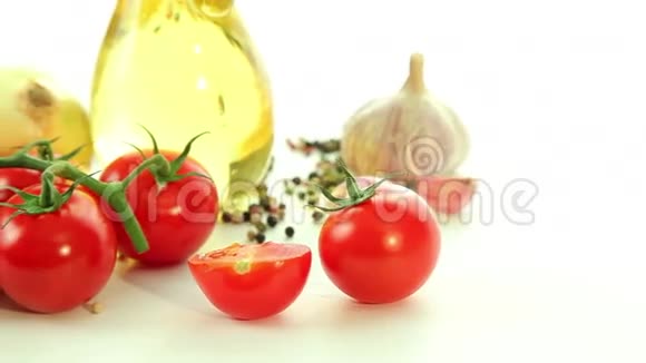 意大利面条西红柿大蒜油橄榄罗勒视频的预览图