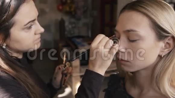 模特们在拍照前化妆视频的预览图