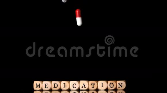 蒴果片落在骰子拼写药物前面视频的预览图