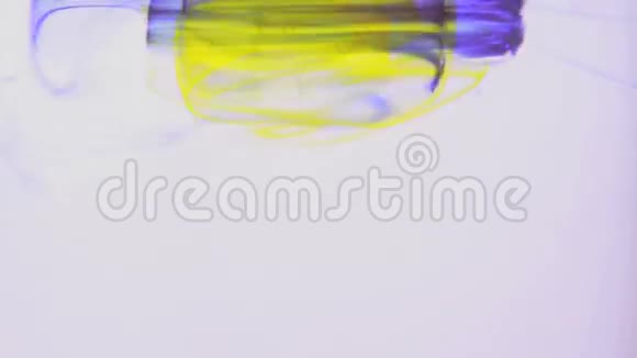 黄色和紫色的墨水在水中旋转视频的预览图