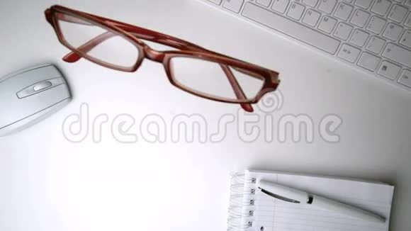 红眼镜掉在办公桌上视频的预览图