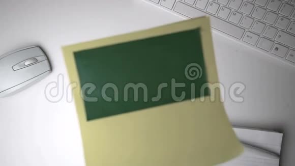 黄色邮件绿色复印空间落在办公桌上视频的预览图