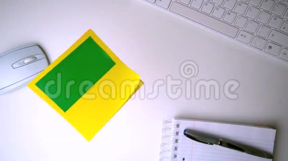 黄色邮件铬钥匙落在办公桌上视频的预览图