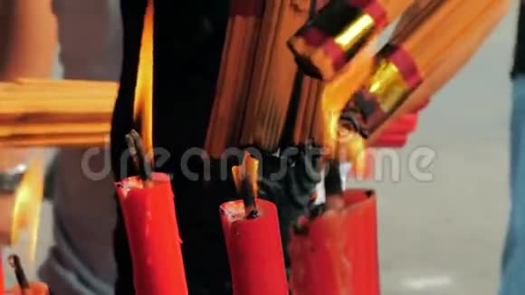 在佛寺烧蜡烛人们点燃蜡烛和香棒视频的预览图