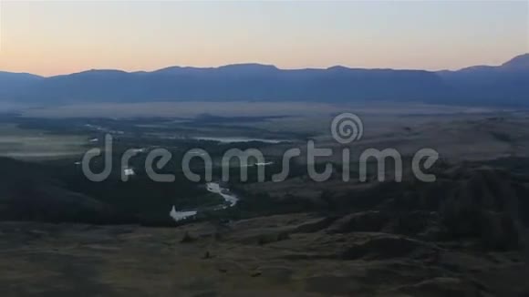库雷草原和北楚雅岭的全景图视频的预览图