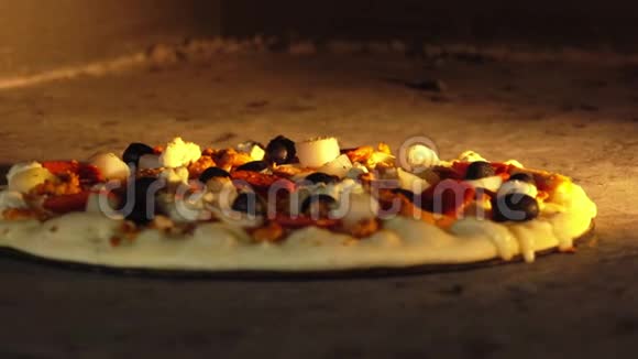 带橄榄和马拉的披萨是在烤箱里煮的视频的预览图