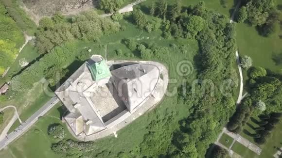 从无人驾驶飞机到历史城堡和公园的高空俯视著名的乌克兰观光视频的预览图