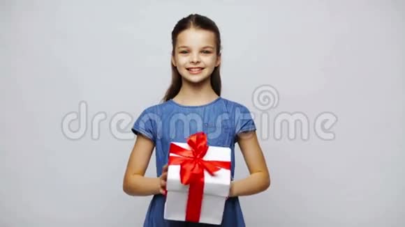幸福微笑的女孩摇动礼盒视频的预览图