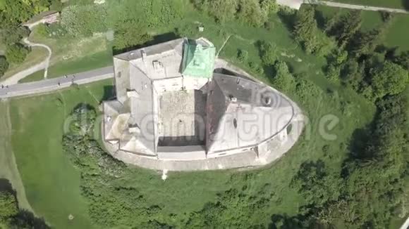 从无人驾驶飞机到历史城堡和公园的高空俯视著名的乌克兰观光视频的预览图