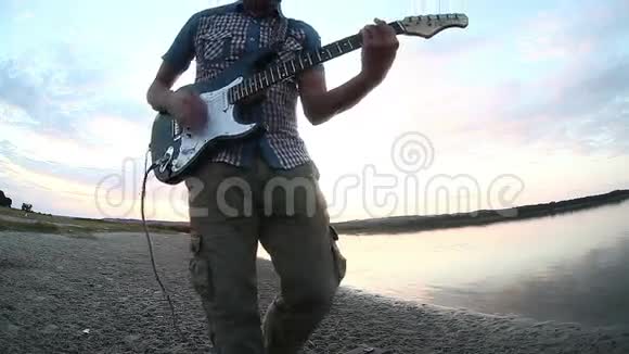 日落时分在湖边的一位音乐家视频的预览图