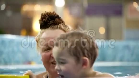 奶奶和游泳池里的一个孙子视频的预览图