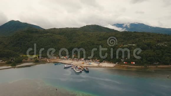 海上客运轮渡口岸鸟瞰图菲律宾Camiguin岛视频的预览图