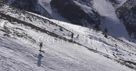 阳光滑雪场初冬全景4k西班牙视频的预览图