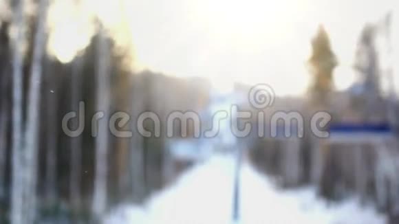 冬季滑雪场模糊的景观与松树视频的预览图