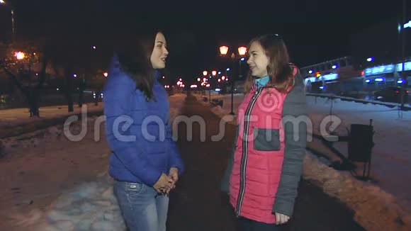 晚上在街上的谈话视频的预览图