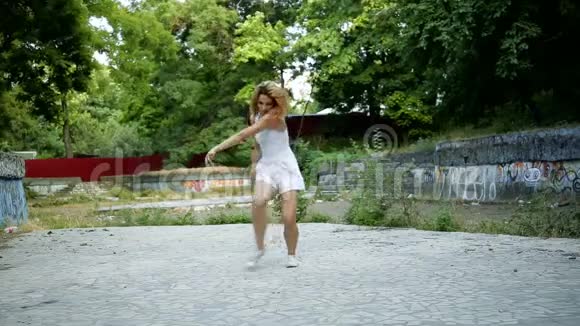在城市废墟外的城市公园里跳舞的女人涂鸦街舞和爵士音乐迷视频的预览图
