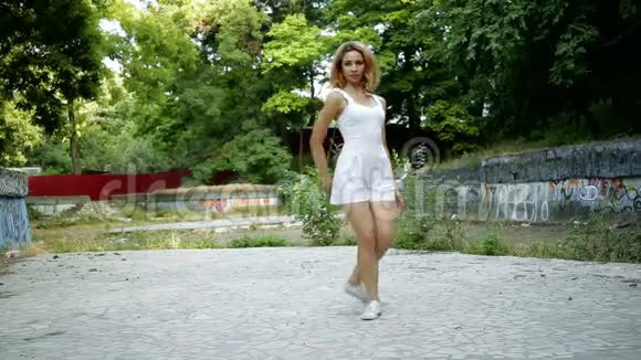 在城市废墟外的城市公园里跳舞的女人涂鸦街舞和爵士音乐迷视频的预览图