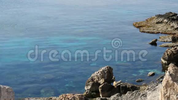 可以看到开阔的大海和纯粹的岛屿海岸线地中海塞浦路斯岛概念旅行视频的预览图
