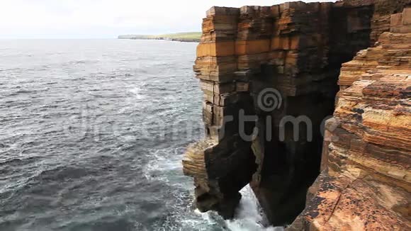 苏格兰奥克尼的海崖上出现了巨浪视频的预览图