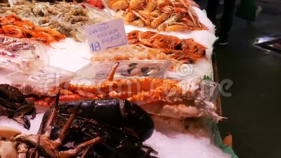 西班牙巴塞隆纳西班牙波奎利亚冰市海鲜螃蟹龙虾鱿鱼虾小龙虾蚝蚌海贝视频的预览图