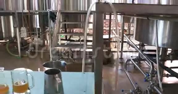 关闭一个钢制容器来制造啤酒视频的预览图