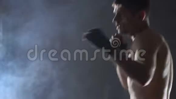健身房的拳击手训练视频的预览图