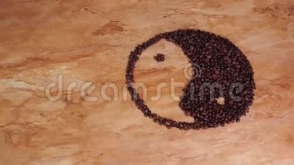 咖啡豆的阴阳标志阴阳标识牌铺设在厨房大理石台面上视频的预览图