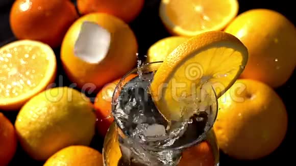 柠檬饮料中掉落的冰块视频的预览图