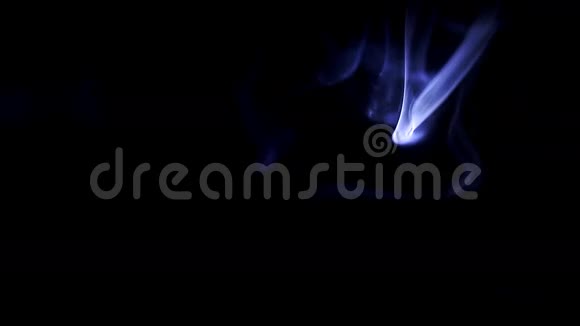烟抽象黑色背景背光视频的预览图