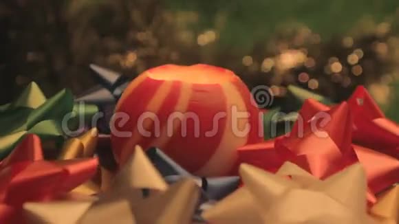 圣诞球蜡烛和蝴蝶结2视频的预览图