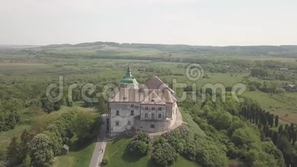 从无人驾驶飞机到历史城堡和公园在奥列斯科著名的乌克兰观光视频的预览图