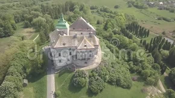 从无人驾驶飞机到历史城堡和公园在奥列斯科著名的乌克兰观光视频的预览图