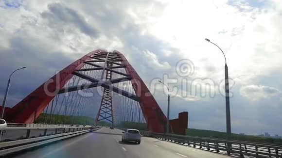 道路通过桥多云的天空和移动的汽车在缓慢的运动1920x1080视频的预览图