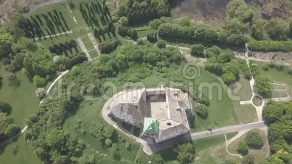 鸟瞰历史城堡和公园奥列斯科著名的乌克兰观光视频的预览图