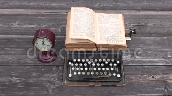 古代打字机和木制背景的旧圣经书视频的预览图
