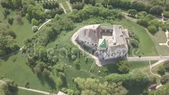 在奥列斯科的历史城堡和公园鸟瞰著名的乌克兰观光视频的预览图
