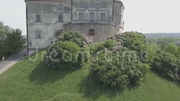 在奥列斯科的历史城堡和公园鸟瞰著名的乌克兰观光视频的预览图