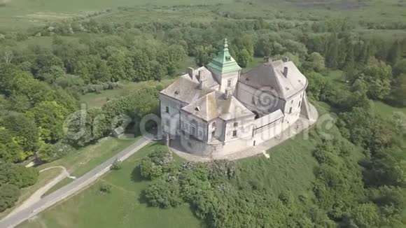 从空中俯瞰历史城堡和公园著名的乌克兰观光视频的预览图
