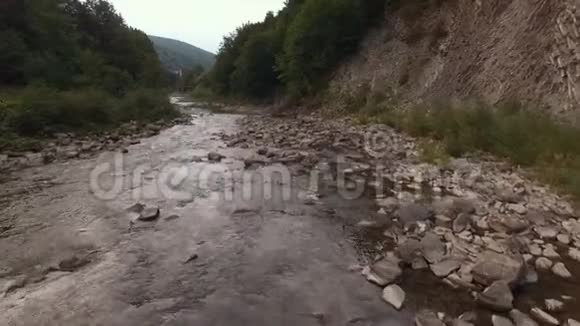 喀尔巴阡山脉的河流视频的预览图