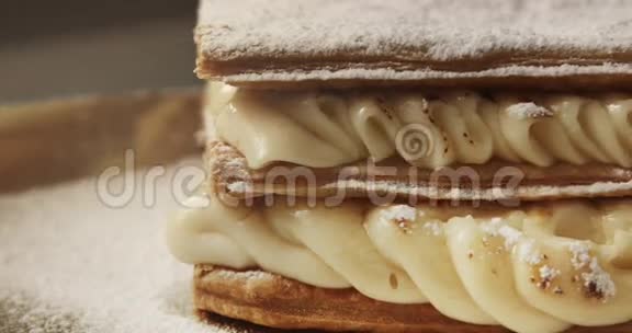 糖粉覆盖的膨化糕点饼视频的预览图