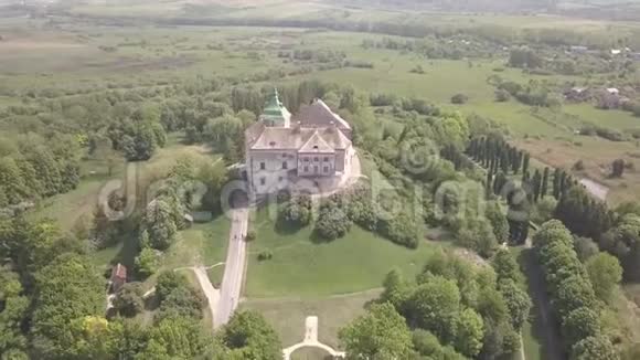 鸟瞰历史城堡和公园奥列斯科著名的乌克兰观光视频的预览图