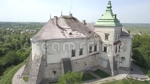从无人驾驶飞机到历史城堡和公园的鸟瞰著名的乌克兰观光视频的预览图